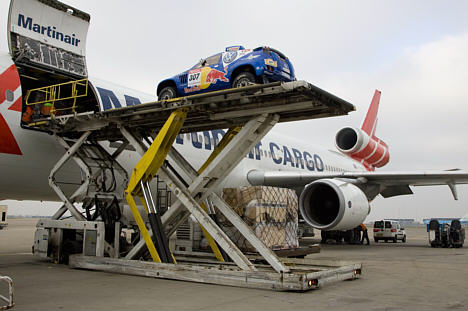 Kurs mod Dakar 2009: Volkswagens Race Touaregs transporteres med fly til Sydamerika. Starten går 3. januar.